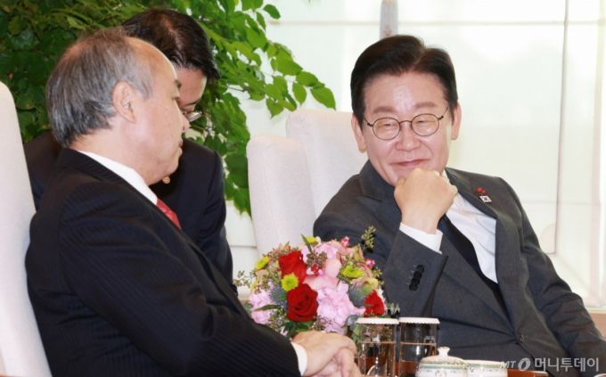 [서울=뉴시스] 고범준 기자 = 이재명 대통령이 5일 서울 용산 대통령실 청사에서 손정의 소프트뱅크그룹 회장 접견을 하며 손 회장 발언을 듣고 있다. 2025.12.05. bjko@newsis.com /사진=고범준