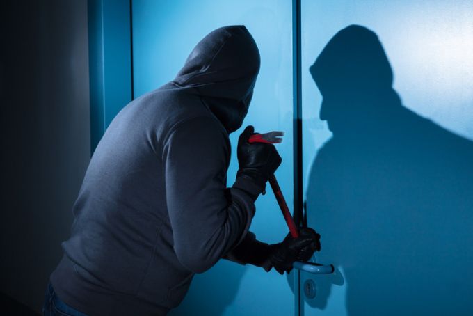 고등학교 3학년 학생 5명이 교장실 등에 침입해 개인정보가 담긴 저장장치를 훔쳐간 사실이 뒤늦게 드러났다. 위 사진은 기사 내용과 무관한 자료사진/사진=게티이미지뱅크