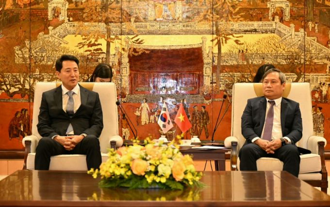 오세훈 서울시장이 현지시각 지난 5일 베트남 하노이 인민위원회를 찾은 오세훈 서울시장이 부 다이 탕 하노이 인민위원장과 면담하고 있다. /사진=서울시