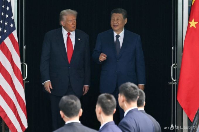 (부산 AFP=뉴스1) 강민경 기자 = 도널드 트럼프 미국 대통령과 시진핑 중국 국가주석이 30일 부산 김해국제공항 옆 김해 공군기지에서 회담한 뒤 함께 나오고 있다. 2025.10.30  ⓒ AFP=뉴스1  Copyright (C) 뉴스1. All rights reserved. 무단 전재 및 재배포,  AI학습 이용 금지.