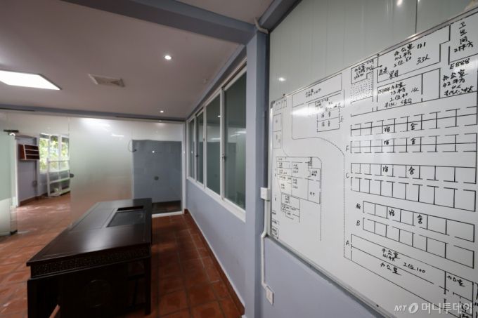 (프놈펜(캄보디아)=뉴스1) 김도우 기자 = 22일(현지시간) 캄보디아 프놈펜 외곽 온라인스캠범죄로 단속된 건물의 모습. 2025.10.22/뉴스1  Copyright (C) 뉴스1. All rights reserved. 무단 전재 및 재배포,  AI학습 이용 금지. /사진=(프놈펜(캄보디아)=뉴스1) 김도우 기자