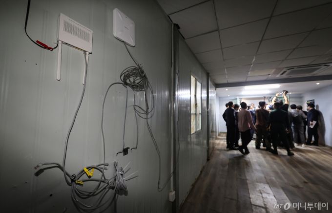(프놈펜(캄보디아)=뉴스1) 김도우 기자 = 22일(현지시간) 캄보디아 프놈펜 외곽 온라인스캠범죄로 단속된 건물 내부에 인터넷 랜선이 남겨져 있다. 2025.10.22/뉴스1  Copyright (C) 뉴스1. All rights reserved. 무단 전재 및 재배포,  AI학습 이용 금지. /사진=(프놈펜(캄보디아)=뉴스1) 김도우 기자