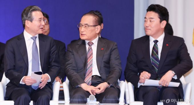 (서울=뉴스1) 허경 기자 = 김용범 정책실장(왼쪽부터), 위성락 국가안보실장, 강훈식 대통령 비서실장이 7일 서울 용산 대통령실 청사에서 열린 '이재명 정부 출범 6개월 성과 간담회'에서 대화하고 있다. 2025.12.7/뉴스1  Copyright (C) 뉴스1. All rights reserved. 무단 전재 및 재배포,  AI학습 이용 금지. /사진=(서울=뉴스1) 허경 기자