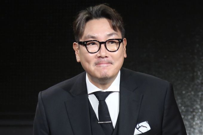 배우 조진웅이 지난해 10월 1일 부산 중구 비프광장 야외무대에서 열린 ‘제29회 부산국제영화제’ 전야제에 참석해 인사를 하고 있다. /사진=뉴스1