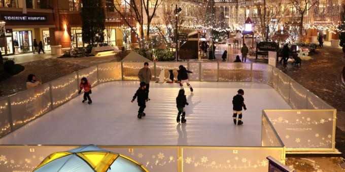 크리스마스 시즌을 앞둔 지난 5일 경기 파주시 신세계 파주 프리미엄 아울렛 '매지컬 프로즌 빌리지'에서 어린이들이 스케이트를 타고 있다. /사진=뉴시스