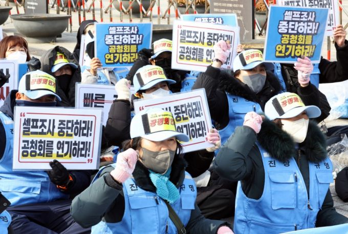 12.29 무안공항 제주항공 여객기참사 유가족협의회 유가족들이 지난 2일 서울 용산 대통령실 인근에서 사고조사 공청회 연기 촉구 구호를 외치고 있다./사진=뉴시스