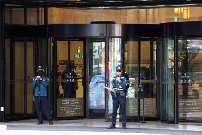 5일 오후 서울 신세계백화점 본점에서 한 인터넷 커뮤니티에 해당 백화점 내부에 폭발물을 설치했다는 협박글이 올라와 경찰특공대 등이 현장에 출동해 조사 중에 있다./사진=뉴스1