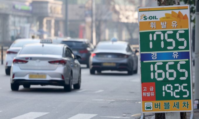 국내 기름값이 6주 연속 상승한 7일 서울의 한 주유소에 휘발유와 경유 가격이 게시되어 있다.  /사진=뉴시스