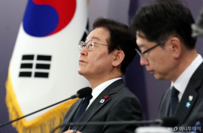 (천안=뉴스1) 대전충남사진공동취재단 = 이재명 대통령이 5일 오후 충남 천안 한국기술교육대학교에서 열린 ‘충남의 마음을 담다’ 타운홀미팅 간담회에서 참석자들의 발언을 듣고 있다. 2025.12.5/뉴스1  Copyright (C) 뉴스1. All rights reserved. 무단 전재 및 재배포,  AI학습 이용 금지.