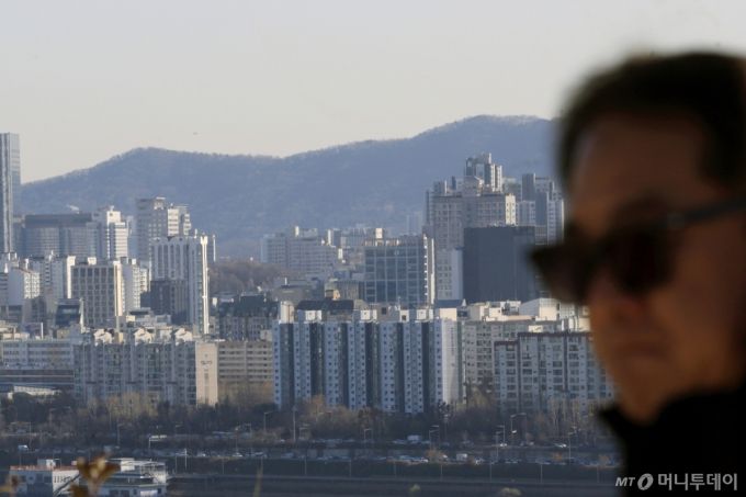 (서울=뉴스1) 박정호 기자 = 국세청이 고가 아파트가 밀집해 있는 강남 4구와 마포·용산·성동(마용성) 아파트 증여에 대해 증여세 신고 적정 여부를 전수 검증하고 부담부증여 등 채무 이용 편법 증여가 의심되면 철저히 세무조사 한다고 밝힌 4일 서울 성동구 응봉산에서 강남권 아파트 단지 등이 보이고 있다.   국세청은 이들 지역의 아파트 증여 신고 2,077건에 대해 전수 검증에 나선다고 밝혔다. 2025.12.4/뉴스1  Copyright (C) 뉴스1. All rights reserved. 무단 전재 및 재배포,  AI학습 이용 금지. /사진=(서울=뉴스1) 박정호 기자