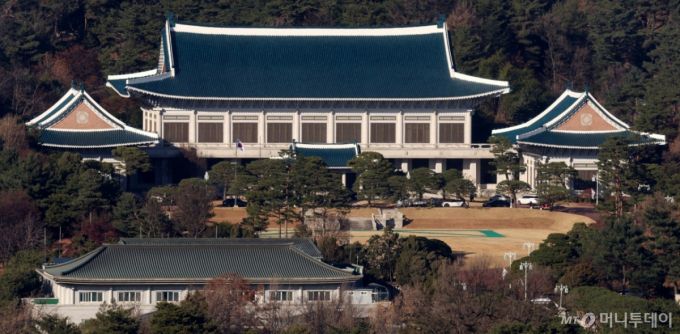 [서울=뉴시스] 추상철 기자 = 용산 대통령 집무실을 청와대로 이전하는 작업이 본격적으로 시작된 8일 오후 서울 종로구 청와대에 차량이 세워져 있다. 2025.12.08. scchoo@newsis.com /사진=추상철