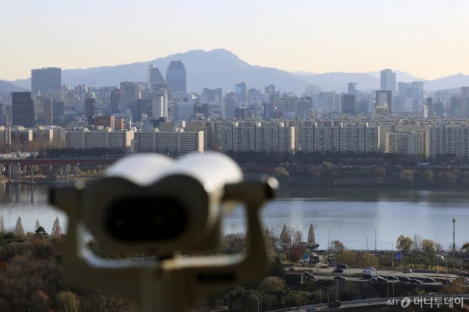 (서울=뉴스1) 박정호 기자 = 국세청이 고가 아파트가 밀집해 있는 강남 4구와 마포·용산·성동(마용성) 아파트 증여에 대해 증여세 신고 적정 여부를 전수 검증하고 부담부증여 등 채무 이용 편법 증여가 의심되면 철저히 세무조사 한다고 밝힌 4일 서울 성동구 응봉산에서 강남권 아파트 단지 등이 보이고 있다.   국세청은 이들 지역의 아파트 증여 신고 2,077건에 대해 전수 검증에 나선다고 밝혔다. 2025.12.4/뉴스1  Copyright (C) 뉴스1. All rights reserved. 무단 전재 및 재배포,  AI학습 이용 금지. /사진=(서울=뉴스1) 박정호 기자