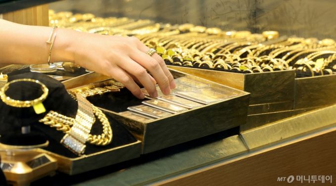 서울 종로구 한 금은방에 금 제품들이 진열돼 있다. /사진=뉴스1