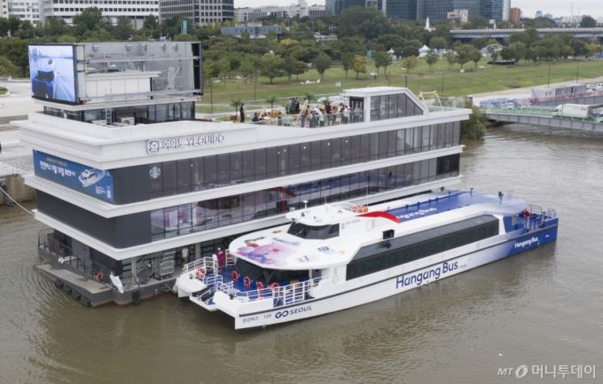 [서울=뉴시스] 김근수 기자 = 한강버스 개통일인 18일 오전 서울 여의도 한강시민공원 한강버스 정류장에서 한강버스가 운항을 준비하고 있다. 2025.09.18. ks@newsis.com /사진=김근수