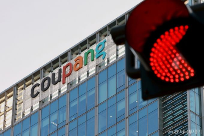 (서울=뉴스1) 이호윤 기자 = 고객계정 약 3370만개 대규모 개인정보 유출로 인해 쿠팡 이용자 수가 급감한 것으로 집계됐다. 9일 데이터 테크기업 아이지에이웍스 모바일인덱스에 따르면 지난 5일 기준 쿠팡 일간 활성 이용자(DAU)는 1617만7757명으로 지난 1일 1798만8845명에 비해 181만명 이상 줄었다. 사진은 이날 서울 송파구에 위치한 쿠팡 본사 모습. 2025.12.9/뉴스1  Copyright (C) 뉴스1. All rights reserved. 무단 전재 및 재배포,  AI학습 이용 금지. /사진=(서울=뉴스1) 이호윤 기자