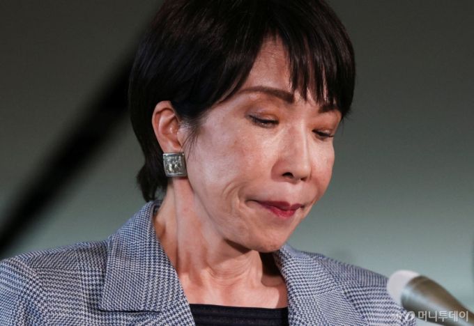 지난 11월25일 다카이치 사나에 일본 총리가 도쿄 총리관저에서 취재진에게 도널드 트럼프 미국 대통령과의 전화 통화에 대해 설명하던 중 눈을 감고 있다. / 로이터=뉴스1