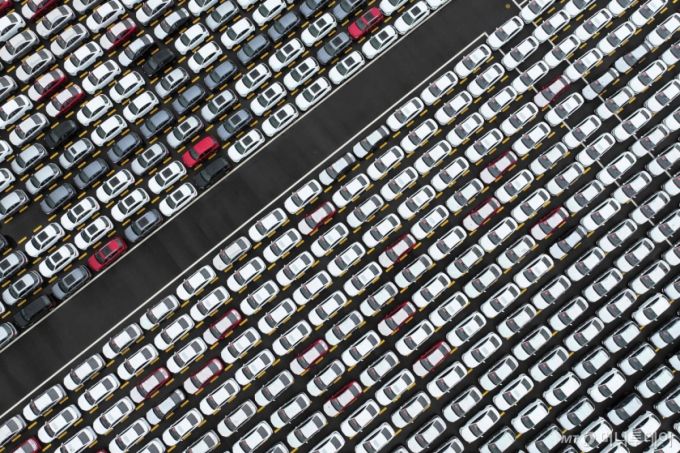 (롄윈강 AFP=뉴스1) 강민경 기자 = 2025년 9월 17일 중국 동부 장쑤성 롄윈강의 항구에 주차된 중국산 자동차들. 2025.9.17  ⓒ AFP=뉴스1  Copyright (C) 뉴스1. All rights reserved. 무단 전재 및 재배포,  AI학습 이용 금지. /사진=(롄윈강 AFP=뉴스1) 강민경 기자