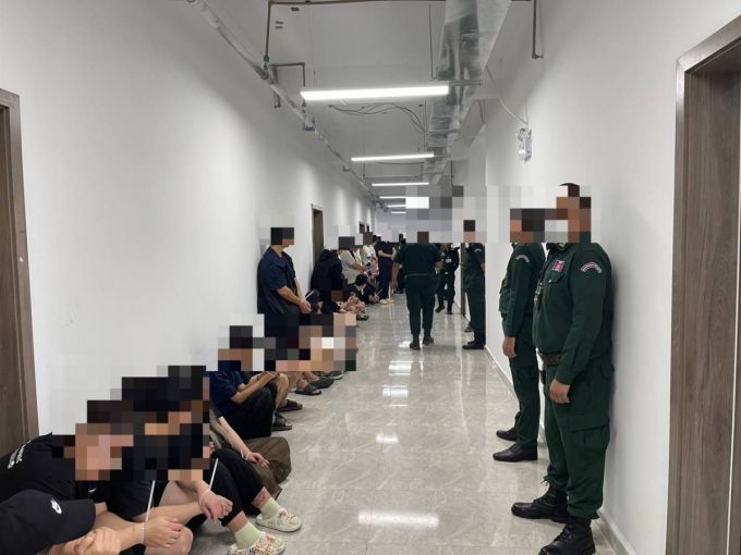 경찰청이 한국-캄보디아 경찰로 구성된 '코리아 전담반'과 현지 경찰 합동으로 스캠 단지 내 감금 중이던 20대 남성 1명을 구출하고 범죄 조직 혐의자 51명을 검거했다고 10일 밝혔다./사진제공=경찰청