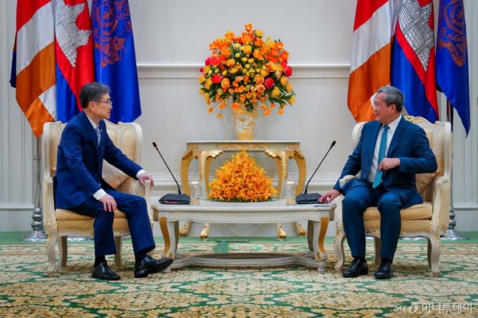 조현 외교부 장관이 지난 11월10일(현지시간) 캄보디아 프놈펜에서 훈 마넷 캄보디아 총리와 면담을 하고 있다. / 사진=외교부