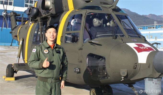 이지홍 육군 제3군단 직할 항공단 대위가 최근 공사 중 차량사고로 생명이 위급한 민간인을 응급조치하고 '군 의무후송헬기'(메디온) 이송을 지원했다. / 사진=육군