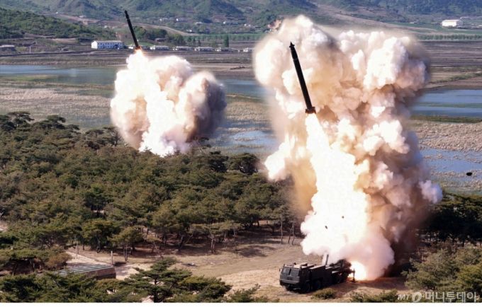 김정은 북한 노동당 총비서가 지난 5월8일 진행된 장거리포 및 미사일체계 합동타격훈련을 지도했다고 당 기관지 노동신문인 9일 보도했다. 이번 훈련에는 '600mm 다연장 방사포'와 전술탄도미사일 '화성포-11가형'이 동원됐다. / 사진=뉴스1(노동신문)