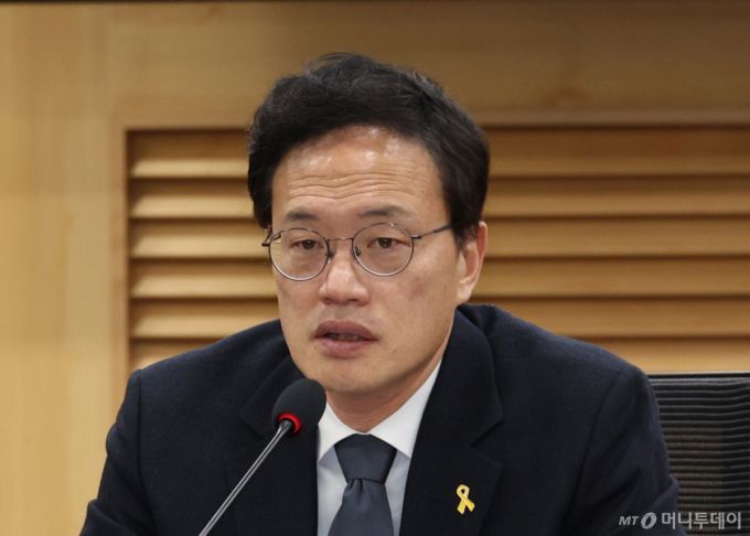 [서울=뉴시스] 김금보 기자 = 박주민 국회기본사회포럼 대표의원이 9일 서울 여의도 국회 의원회관에서 열린 '대한민국 대전환을 위한 AI 기본사회 실현 방안 토론회'에서 발언을 하고 있다. 2025.12.09. kgb@newsis.com /사진=김금보