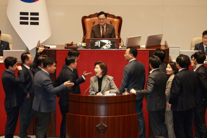 나경원 국민의힘 의원(가운데)이 9일 서울 여의도 국회에서 열린 제429회국회(정기회) 제16차 본회의에서 '가맹사업거래의 공정화에 관한 법률 일부개정법률안'에 대한 필리버스터를 하던 중 의제와 관련 없는 발언을 이어가자 여야 의원들이 나와 언쟁을 벌이고 있다.  /사진=뉴시스