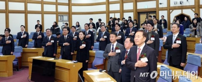 11일 서울 여의도 국회 의원회관에서 열린 '2025 국정감사 스코어보드 대상'에 참석한 의원들이 국민의례를 하고 있다. /사진=김창현