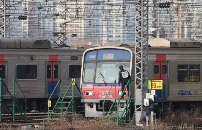 전국철도노동조합이 파업을 유보함에 따라 오늘(11일) 모든 열차가 정상 운행된다./사진=뉴스1
