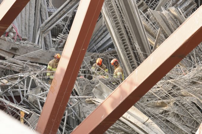 11일 광주 서구 광주대표도서관 공사 현장에서 레미콘 타설 중 붕괴 사고가 발생해 근로자 4명이 매몰됐다. 소방당국이 구조작업을 진행 중인 모습./사진=뉴스1