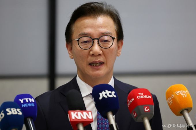 [인천공항=뉴시스] 조성우 기자 = 통일교로부터 금품을 수수했다는 의혹이 제기된 전재수 해양수산부 장관이 11일 오전 인천국제공항 제2여객터미널을 통해 귀국해 의혹 관련 입장을 밝히고 있다.  전 장관은 "장관직을 내려놓고 당당하게 응하는 것이 공직자로서 해야 할 처신"이라며 "단호하게, 명백하게, 아주 강하게 의혹이 전혀 사실무근이라는 말씀을 다시 분명히 드린다"고 밝혔다. 2025.12.11. xconfind@newsis.com /사진=조성우