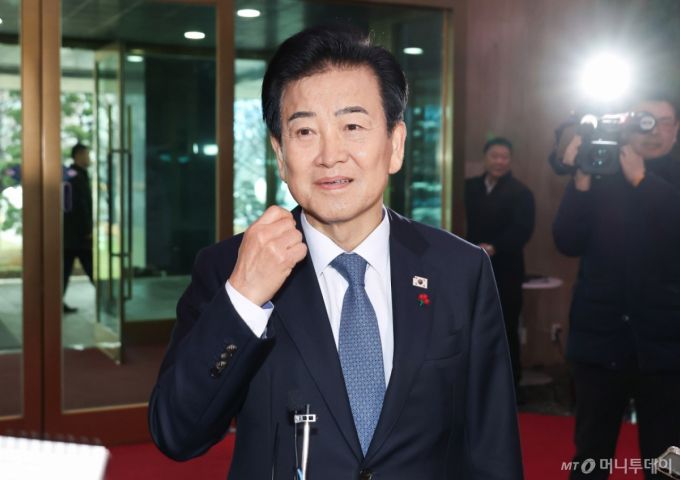 [서울=뉴시스] 추상철 기자 = 정동영 통일부 장관이 11일 오전 서울 종로구 정부서울청사로 출근하며 취재진의 질문에 답변하고 있다. (공동취재) 2025.12.11. photo@newsis.com /사진=추상철