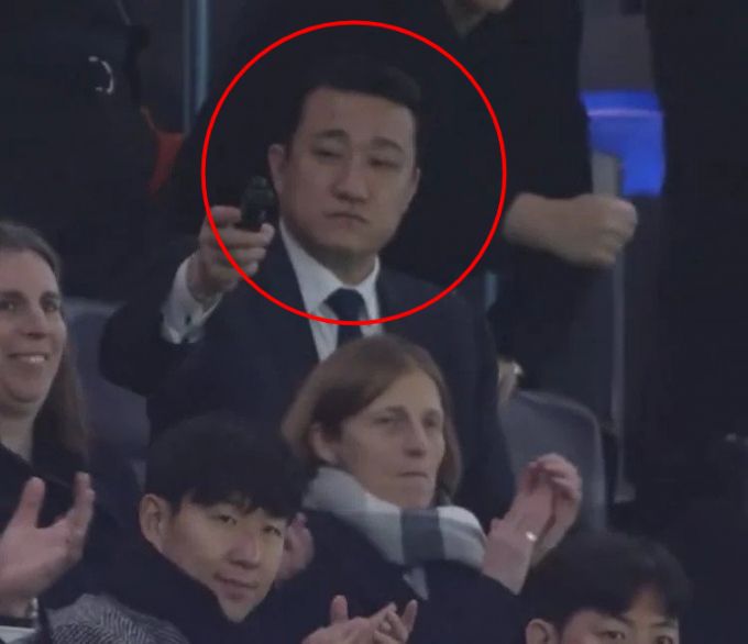 축구선수 손흥민(33·로스앤젤레스FC)의 경호원이 해외 SNS(소셜미디어)상에서 화제가 됐다. /사진=온라인 커뮤니티 갈무리