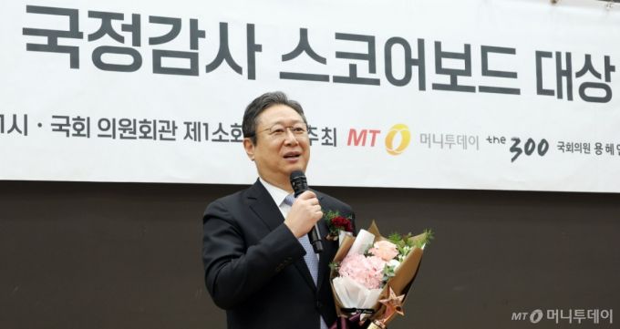 황희 더불어민주당 의원이 11일 서울 여의도 국회 의원회관에서 열린 '2025 국정감사 스코어보드 대상'에서 스코어보드 대상을 수상한 뒤 소감을 말하고 있다. / 사진=김창현 기자