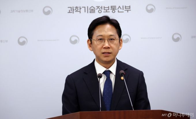 배경훈 부총리 겸 과학기술정보통신부 장관이 12일 세종시 정부세종청사에서 2026년 업무보고 주요내용을 발표하고 있다. /사진=뉴시스