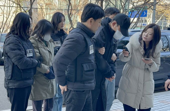 70대 어머니를 폭행해 사망에 이르게 한 혐의를 받는 40대 남매가 12일 양천구 서울남부지법에서 열린 구속 전 피의자심문(영장실질심사)에 출석하고 있다./사진=뉴스1.