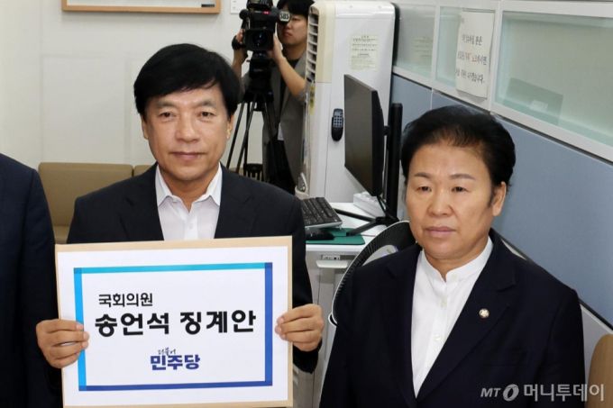 [서울=뉴시스] 김명년 기자 = 이성윤(가운데) 더불어민주당 법률위원장이 12일 오전 서울 여의도 국회 의안과에서 임호선 수석사무부총장, 문정복 조직부총장과 함께 송언석 국민의힘 원내대표 징계안을 제출하고 있다. 2025.09.12. kmn@newsis.com /사진=김명년