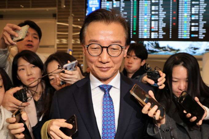 통일교로부터 금품을 수수했다는 의혹이 제기된 전재수 해양수산부 장관이 11일 오전 인천국제공항 제2여객터미널을 통해 귀국한 뒤 차량으로 이동하고 있다.  전 장관은 "장관직을 내려놓고 당당하게 응하는 것이 공직자로서 해야 할 처신"이라며 "단호하게, 명백하게, 아주 강하게 의혹이 전혀 사실무근이라는 말씀을 다시 분명히 드린다"고 밝혔다./사진=뉴시스