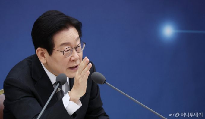 [세종=뉴시스] 최동준 기자 = 이재명 대통령이 12일 세종시 정부세종컨벤션센터에서 열린 과학기술정보통신부·개인정보보호위원회 업무보고에서 발언하고 있다. (대통령실통신사진기자단) 2025.12.12.