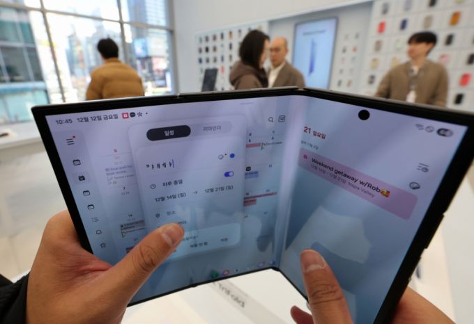 갤럭시 Z 트라이폴드가 출시된 12일 오전 서울 서초구 삼성 강남에 제품이 전시돼 있다./사진=뉴스1
