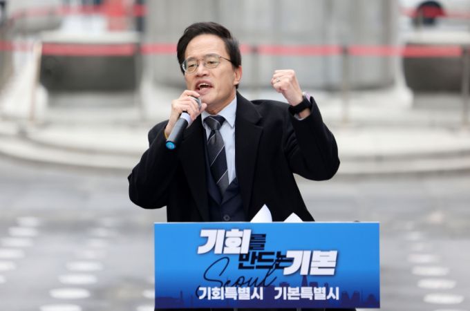 박주민 더불어민주당 의원이 11일 서울 종로구 광화문광장에서 제9회 전국동시지방선거 서울시장 출마를 선언하고 있다.   /사진=뉴시스 /사진=김선웅