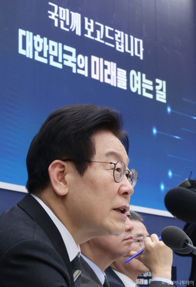 [세종=뉴시스] 최동준 기자 = 이재명 대통령이 12일 세종시 정부세종컨벤션센터에서 열린 국토교통부 업무보고에서 발언하고 있다. (대통령실통신사진기자단) 2025.12.12. photocdj@newsis.com /사진=