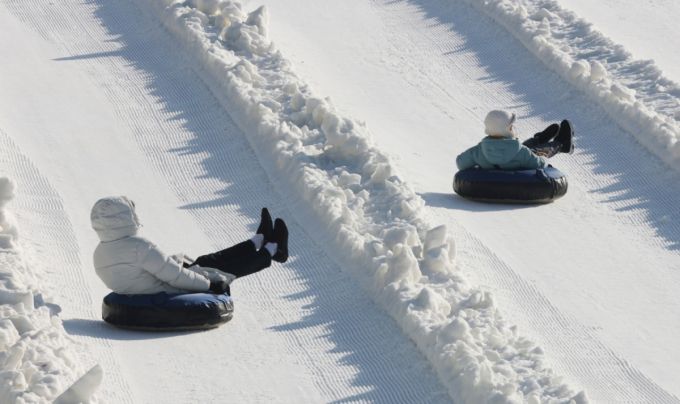 12일 경기 용인 에버랜드 눈썰매장 '스노우 버스터'에서 방문객들이 눈썰매를 타는 모습./사진=뉴스1