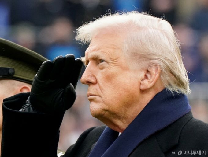 도널드 트럼프 미국 대통령이 13일(현지시간) 메릴랜드주 볼티모어 M&T 뱅크 스타디움에서 열린 육군 대 해군 풋볼 경기에 앞서 미국 국가가 연주되는 동안 거수경례를 하고 있다. /볼티모어 로이터=뉴스1 /사진=(볼티모어 로이터=뉴스1) 류정민 특파원