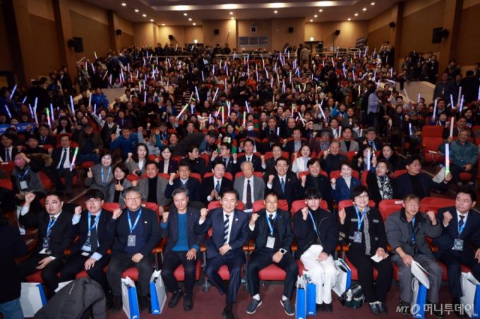 정청래 더불어민주당 대표 등 당원들이 14일 서울 여의도 국회 의원회관에서 열린 창당 70주년 기념 당원의 날 행사 '민주대상'에서 시작 전 기념촬영을 하고 있다. /사진=뉴시스