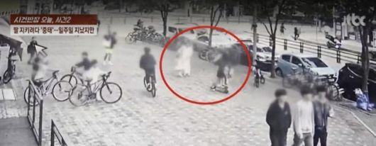 지난 10월18일 인천 연수구 송도동 한 인도에서 중학생 2명이 탄 전동 킥보드가 인도에서 속도를 줄이지 않고 2세 아이를 향해 돌진했다. 이를 막아선 30대 아이 엄마가 머리 등을 크게 다쳐 중태에 빠졌다./사진=JTBC 사건반장 방송 화면 캡처