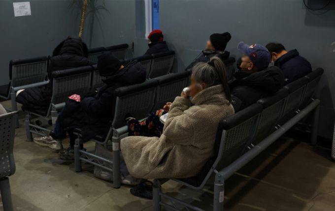 2025년 2월6일 서울 중구 서울특별시립 다시서기서울역희망지원센터를 찾은 노숙인들이 몸을 녹이고 있다. 기사 내용과 무관함. /사진=뉴시스.