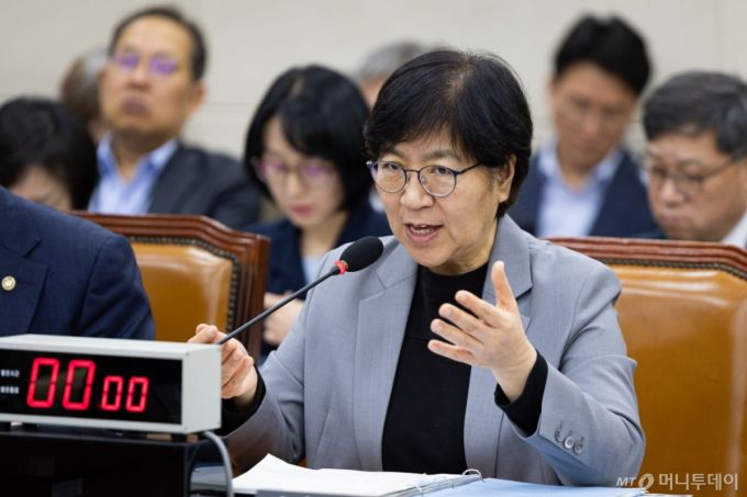 (서울=뉴스1) 유승관 기자 = 정은경 보건복지부 장관이 15일 서울 여의도 국회에서 열린 보건복지위원회의 보건복지부, 질병관리청에 대한 국정감사에서 의원 질의에 답하고 있다. 2025.10.15/뉴스1  Copyright (C) 뉴스1. All rights reserved. 무단 전재 및 재배포,  AI학습 이용 금지. /사진=(서울=뉴스1) 유승관 기자