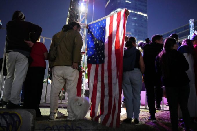 [산티아고=AP/뉴시스] 호세 안토니오 카스트 칠레 대통령 당선인의 지지자들이 14일(현지 시간) 산티아고에서 당선인의 연설을 듣고 있다. 강경 보수 성향인 카스트 공화당 후보가 결선 투표에서 압승하면서 칠레에 35년 만에 강력한 우파 정권이 들어서게 됐다. 2025.12.15.