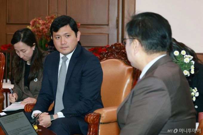 [서울=뉴시스] 고승민 기자 =  케빈 김 주한미국대사 대리가 26일 서울 여의도 국회 우원식 의장실을 예방, 우 의장의 인사말을 경청하고 있다. 2025.11.26.